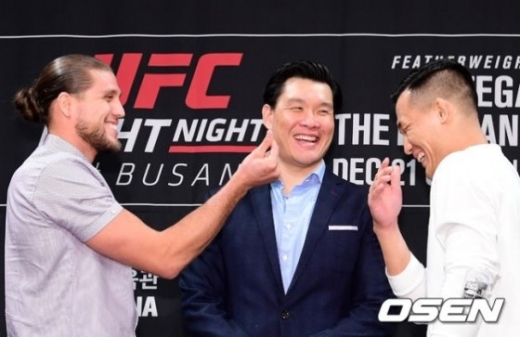 브라이언 오르테가(왼쪽)와 정찬성이 17일 서울 홍은동 그랜드힐튼에서 열린 'UFC 파이트 부산' 공식 기자회견에서 조우했다. /사진=OSEN