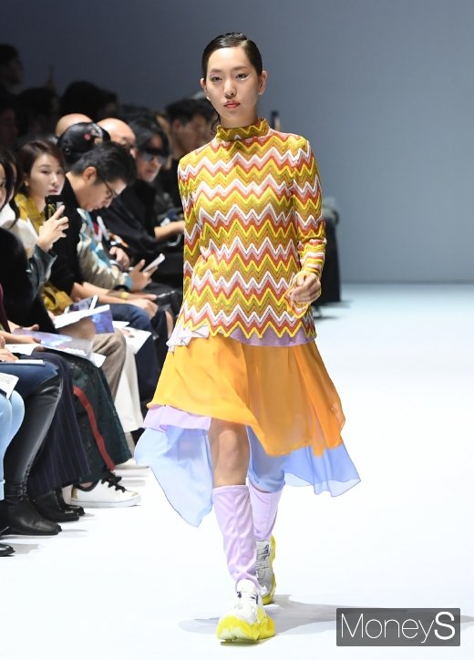 [머니S포토] '황신혜 딸' 이진이, 어머니 앞에서 당당한 워킹