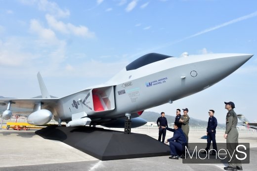 지난 20일 막을 내린 ‘서울 아덱스(ADEX) 2019’에 등장한 한국의 차세대 전투기 KF-X 실물 모형. /사진=임한별 기자