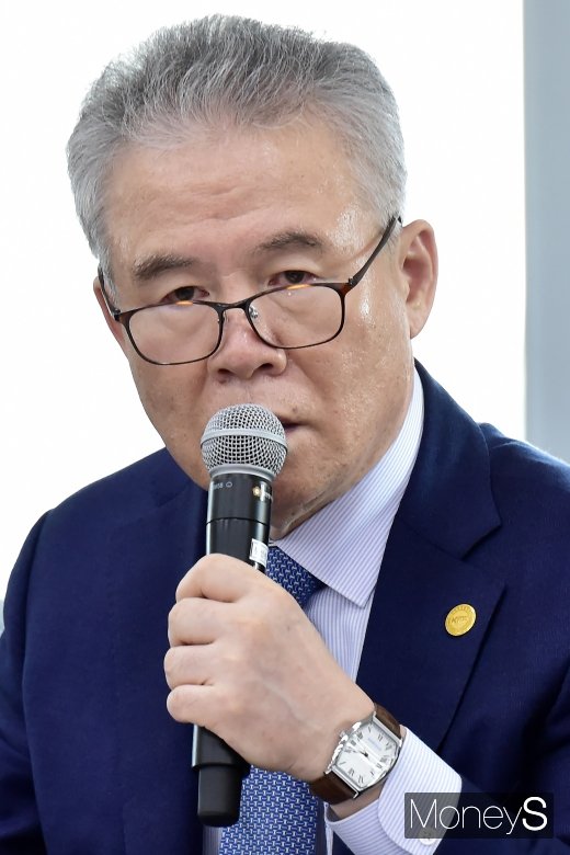 [머니S포토] 2019 행안위 국감, 질의 답변하는 박종환 총재