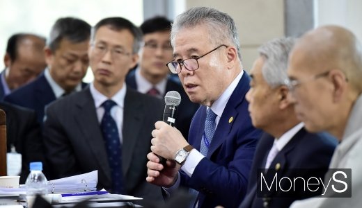[머니S포토] 답변하는 박종환 한국자유총연맹 총재