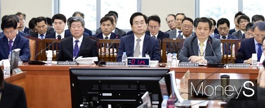[머니S포토] 2019 행안위 국감, 한자리에 모인 피감기관장