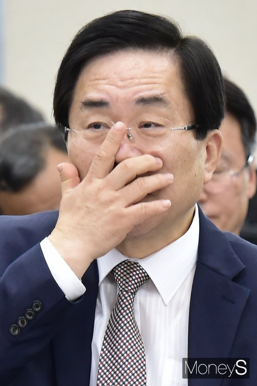 [머니S포토] 안경 고쳐쓰는 정남준 공무원연금공단 이사장