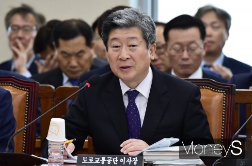 [머니S포토] 질의에 답하는 윤종기 도로교통공단 이사장