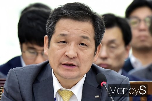 [머니S포토] 질의에 답하는 문용식 정보화진흥원장