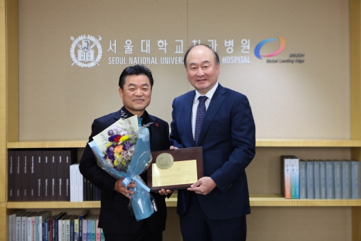 구영 서울대치과병원장(우)이 한성희(한성희치과의원장(좌)에게 감사패를 전달하고 있다./사진=서울대치과병원