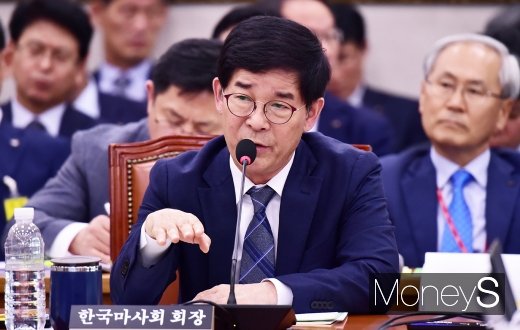 [머니S포토] 2019 농해수위 국감, 질의에 답하는 김낙순 마사회장