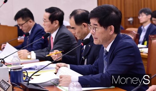 [머니S포토] 2019 농해수위 국감서 답변하는 김낙순 마사회장