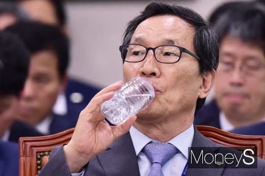 [머니S포토] 2019 농해수위 국감, 목축이는 이병호 aT 사장