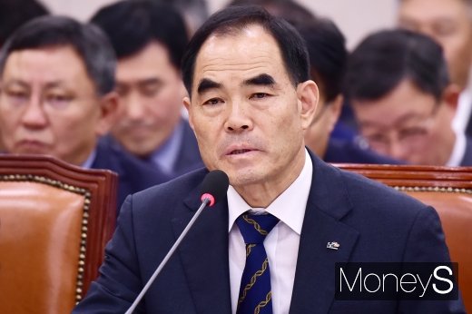 [머니S포토] 의원 질의에 답하는 김인식 농어촌공사 사장