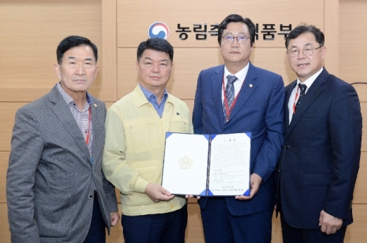 파주시의회(의장 손배찬)는 16일 파주·김포·연천군의회와 공동으로 아프리카돼지열병(ASF) 피해지역에 대한 지원을 촉구하는 공동건의문을 농림축산식품부와 기획재정부에 전달했다. / 사진제공=파주시의회