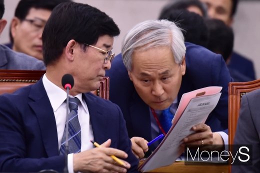 [머니S포토] 의견 나누는 김낙순 마사회장