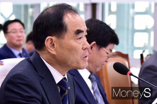 [머니S포토] 국정감사 질의 답하는 김인식 사장