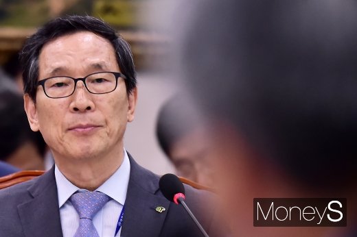 [머니S포토] 의원 질의 경청하는 이병호 aT 사장