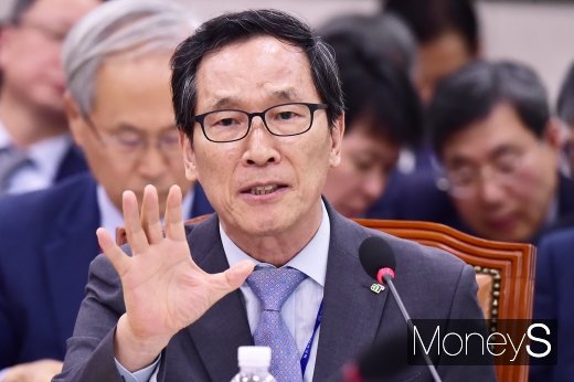 [머니S포토] 의원 질의 답하는 이병호 aT 사장
