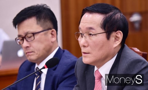 [머니S포토] 질의에 답하는 김윤종 농업정책금융원장