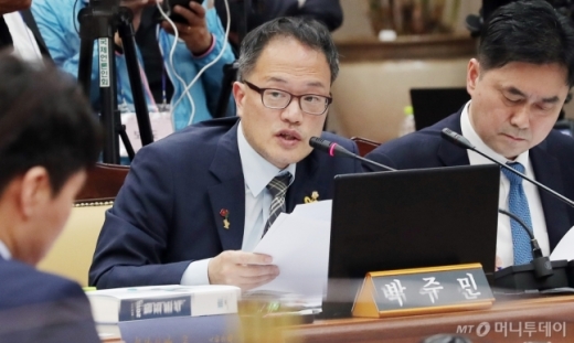 박주민 더불어민주당 의원(가운데)이 17일 서울 서초구 대검찰청에서 열린 국회 법제사법위원회의 대검찰청에 대한 국정감사에서 한동훈 반부패 강력부장에게 질의를 하고 있다. /사진=머니투데이