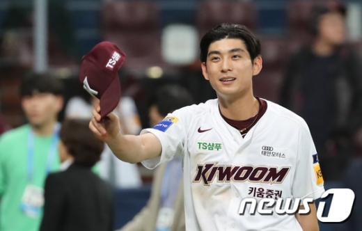 키움 히어로즈 이정후가 지난 17일 서울 고척돔구장에서 열린 2019 KBO리그 플레이오프 SK 와이번스와의 3차전에서 승리한 뒤 기뻐하고 있다. /사진=뉴스1