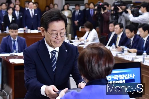 [머니S포토] 국정감사 선서문 전달하는 이재명 지사