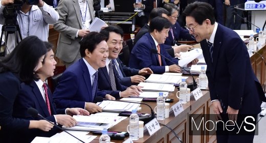 [머니S포토] 한국당 의원들과 인사 나누는 이재명 지사
