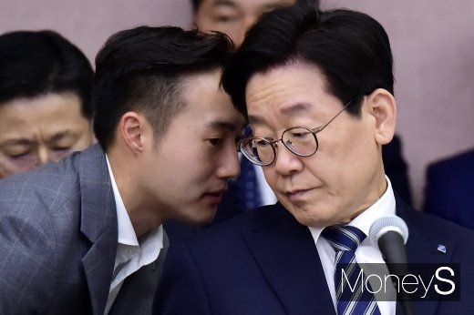 [머니S포토] 귀엣말 나누는 이재명 지사
