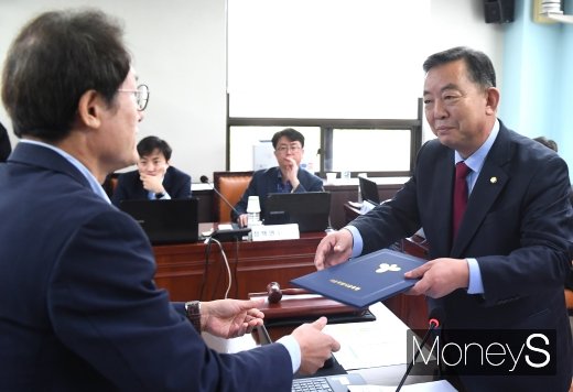 [머니S포토] 선서문 제출하는 조희연 교육감