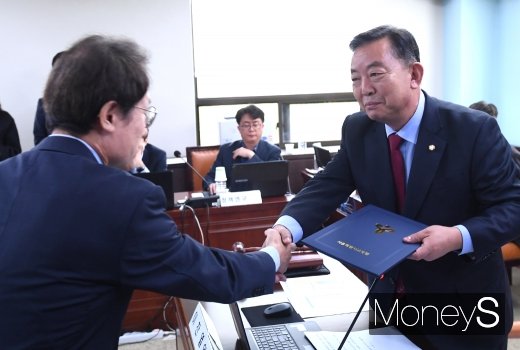 [머니S포토] 이찬열 위원장과 악수하는 조희연 교육감