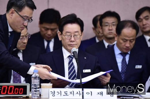 [머니S포토] 국감 자료 살피는 이재명 경기지사