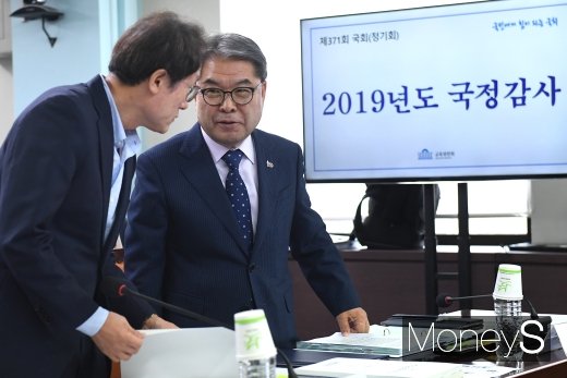 [머니S포토] 2019국정감사에서 대화하는 조희연과 이재정
