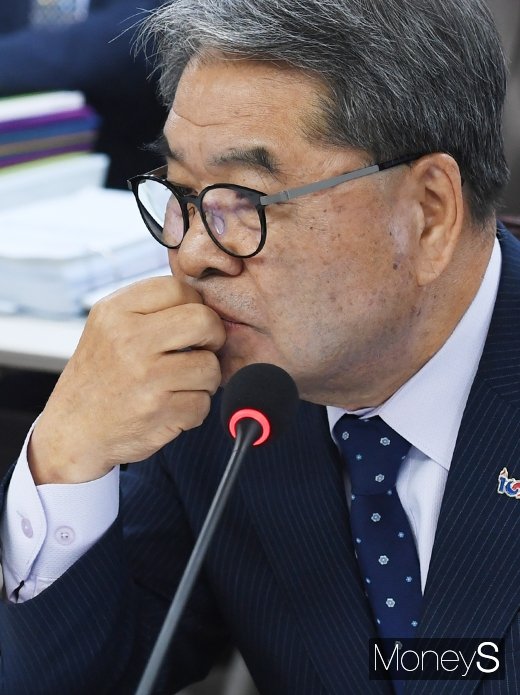 [머니S포토] 생각에 잠긴 이재정 교육감