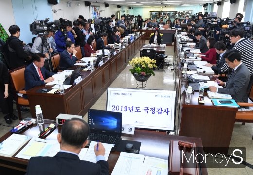 [머니S포토] 2019 국회 교육위원회의 국정감사