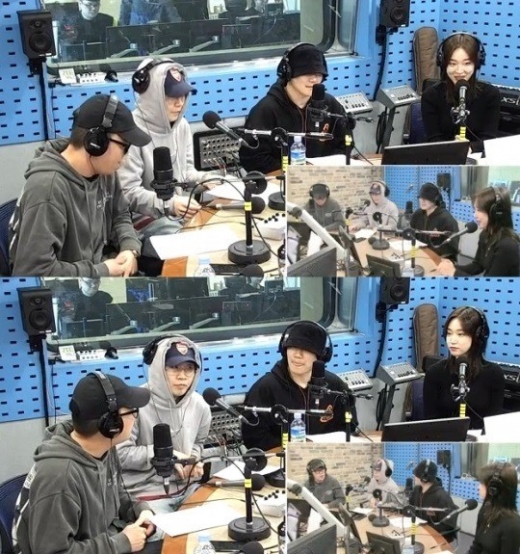 가수 소야(맨오른쪽). /사진=SBS 보이는라디오 방송화면 캡처
