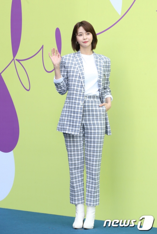 배우 권나라가 18일 서울 중구 동대문디지털플라자(DDP)에서 열린 '2020 서울 패션위크' 포토월 행사에 참석해 포즈를 취하고 있다. /사진=뉴스1