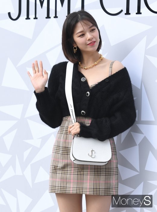 [머니S포토] 트와이스 정연, 살짝 드러낸 어깨