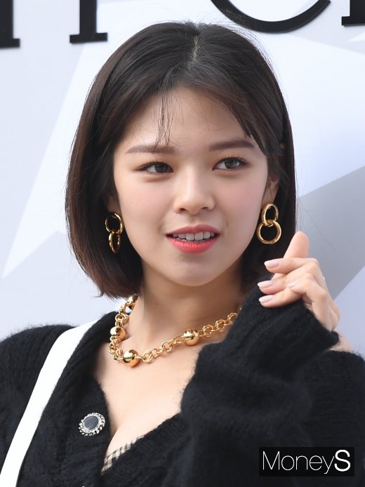 [머니S포토] 트와이스 정연 '싱쿵하트 발사'
