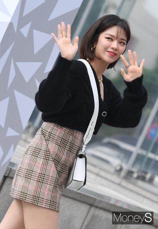 [머니S포토] 트와이스 정연 '팬들을 향한 손인사'