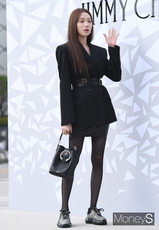 [머니S포토] 이성경, 정장에 운동화 스타일링