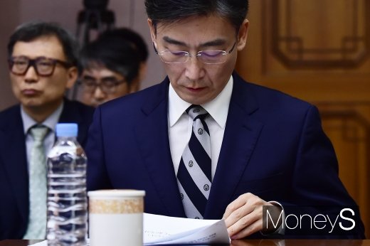 [머니S포토] 2019 행안위 국감, 자료 살피는 이국종 교수