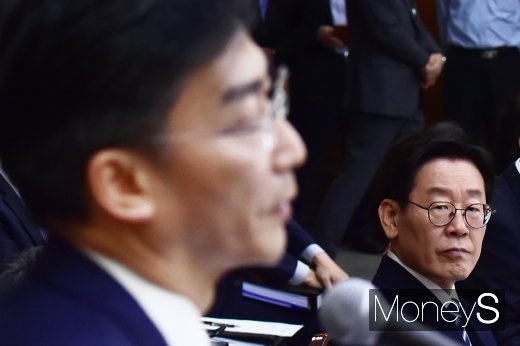 [머니S포토] 이국종 교수의 닥터헬기 답변 경청하는 이재명 지사