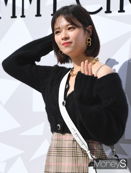 그룹 트와이스 멤버 정연이 18일 서울 강남구 압구정동 갤러리아백화점에서 열린 '지미 추' 포토월 행사에 참석해 포즈를 취하고 있다. /사진=장동규 기자