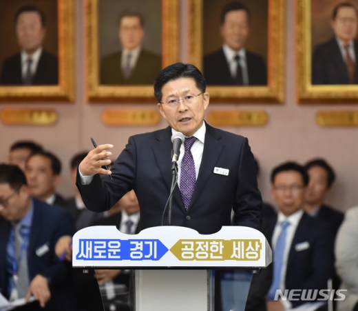 18일 오전 경기 수원시 팔달구 경기도청 제1회의실에서 열린 국회 행정안전위원회의 경기도에 대한 국정감사에서 이형철 경기도 소방재난본부장이 '설리 사망'동향보고서 유출과 관련, 의원의 질의에 답변하고 있다. /사진=뉴시스