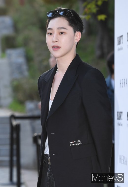 [머니S포토] 권현빈 '선글라스는 머리 위로'