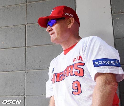 맷 윌리엄스 신임 KIA 타이거즈 감독이 18일 마무리훈련이 열린 함평 KIA 챌린저스 필드에서 선수단 상견례를 마친 뒤 훈련을 지켜보고 있다. /사진=OSEN