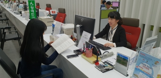 비치된 ‘부동산중개업 상담사례집’. / 사진제공=여주시
