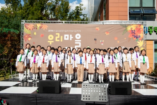 동탄중앙이음터 마을축제 '우리마을 추秋억 만들기'에서 어린이 합창단원들이 노래를 부르고 있다. /사진제공=화성시인재육성재단