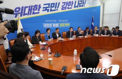 더불어민주당의 검찰개혁특별회의 3차 회의가 지난 20일 서울 여의도 국회에서 진행되고 있다. /사진=뉴스1