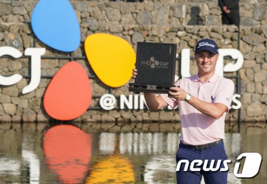 지난 20일 오후 제주 서귀포시 안덕면 클럽나인브릿지에서 열린 미국프로골프(PGA) 투어 정규대회 '더 CJ컵(THE CJ CUP)' 최종라운드에서 우승한 저스틴 토마스가 우승 트로피를 들고 포즈를 취하고 있다. /사진=뉴스1