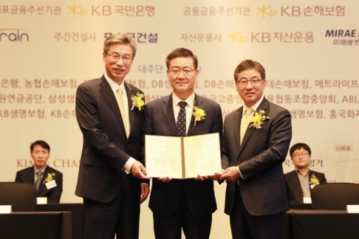 허인(왼쪽부터) KB국민은행장과 김일평 넥스트레인㈜ 사장, 이영훈 포스코건설 대표이사가 18일 여의도 콘래드호텔에서 열린 신안산선 복선전철 민간투자사업 프로젝트금융 약정식에서 기념촬영을 하고 있다./사진=KB국민은행