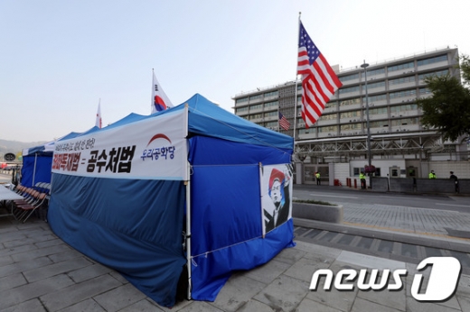 지난 20일 우리공화당이 서울 광화문 광장에 재설치한 천막 뒤로 미국대사관이 보인다. /사진=뉴스1