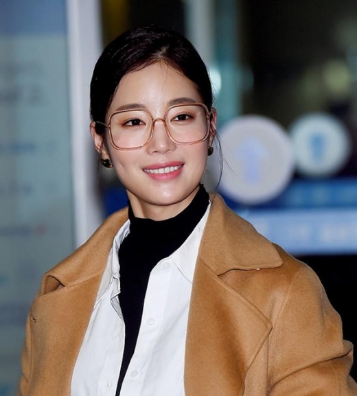 [★공항패션] 기은세, 늦가을 느낌 물씬 카멜 컬러 코트 룩
